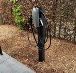 Laadpaal Met Geïntegreerd Buitenstopcontact & Betonsokkel - Voor Tesla Wall Connector Gen2 & Gen3, EVBox Elvi, Alfen, Smappee, Easee, Powerdale 23 Laadpaal Met Geïntegreerd Buitenstopcontact & Betonsokkel - Voor Tesla Wall Connector Gen2 & Gen3, EVBox Elvi, Alfen, Smappee, Easee, Powerdale -Auto-Onderdelen 1200x1152