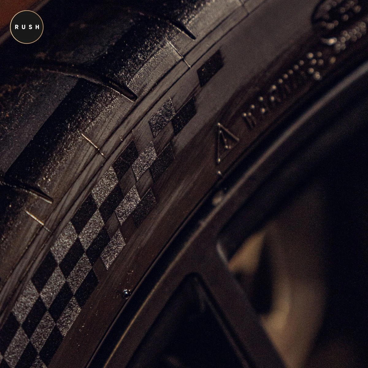 RUSH Bandenglans - Auto & Motor - Auto Wassen - Bandenzwart - Rubber Care 300ml 5 RUSH Bandenglans - Auto & Motor - Auto Wassen - Bandenzwart - Rubber Care 300ml - Afbeelding 3