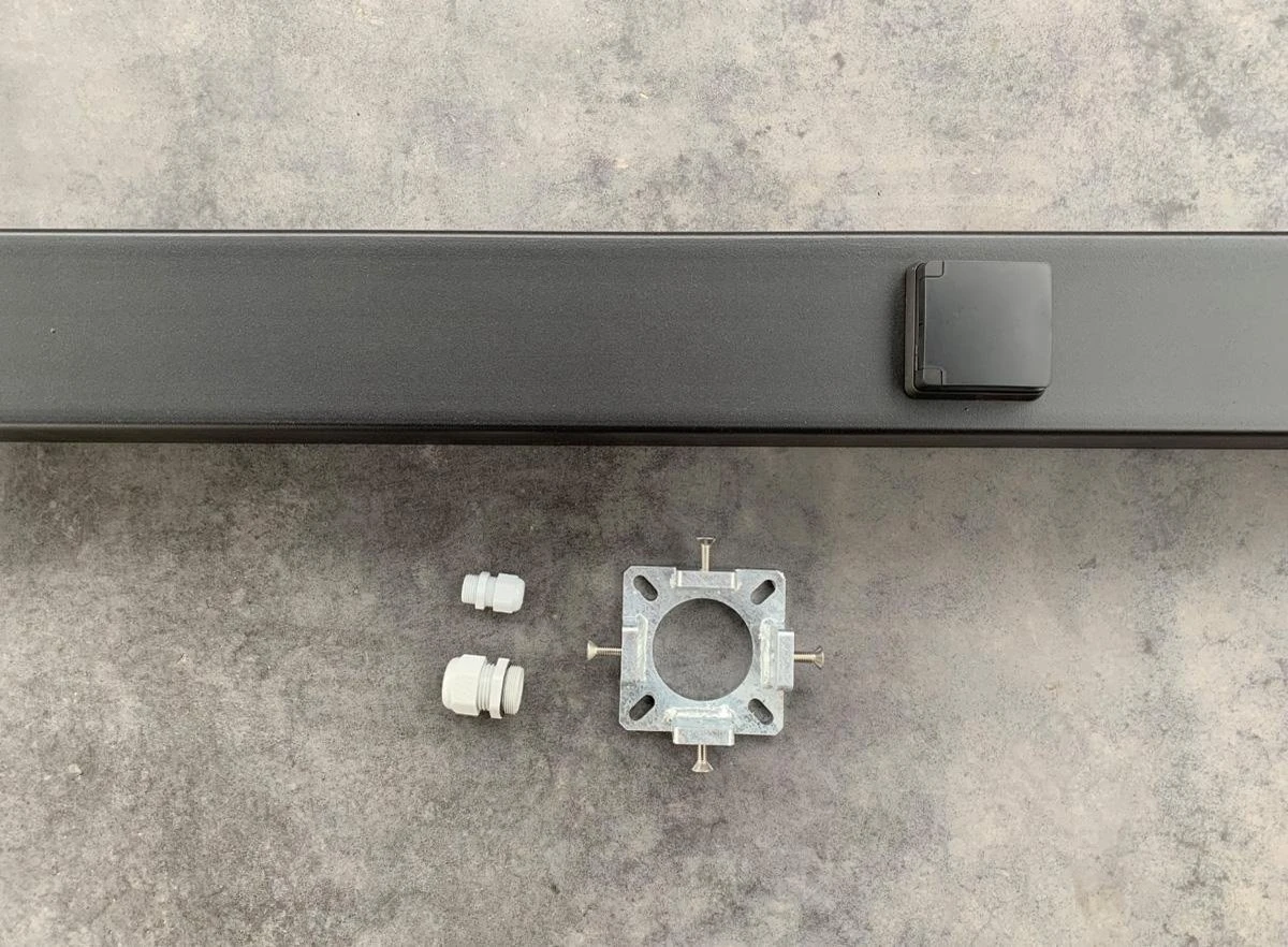 Laadpaal Met Geïntegreerd Buitenstopcontact & Betonsokkel - Voor Tesla Wall Connector Gen2 & Gen3, EVBox Elvi, Alfen, Smappee, Easee, Powerdale 6 Laadpaal Met Geïntegreerd Buitenstopcontact & Betonsokkel - Voor Tesla Wall Connector Gen2 & Gen3, EVBox Elvi, Alfen, Smappee, Easee, Powerdale - Afbeelding 4