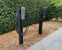 Laadpaal Met Geïntegreerd Buitenstopcontact & Betonsokkel - Voor Tesla Wall Connector Gen2 & Gen3, EVBox Elvi, Alfen, Smappee, Easee, Powerdale 25 Laadpaal Met Geïntegreerd Buitenstopcontact & Betonsokkel - Voor Tesla Wall Connector Gen2 & Gen3, EVBox Elvi, Alfen, Smappee, Easee, Powerdale -Auto-Onderdelen 1200x962