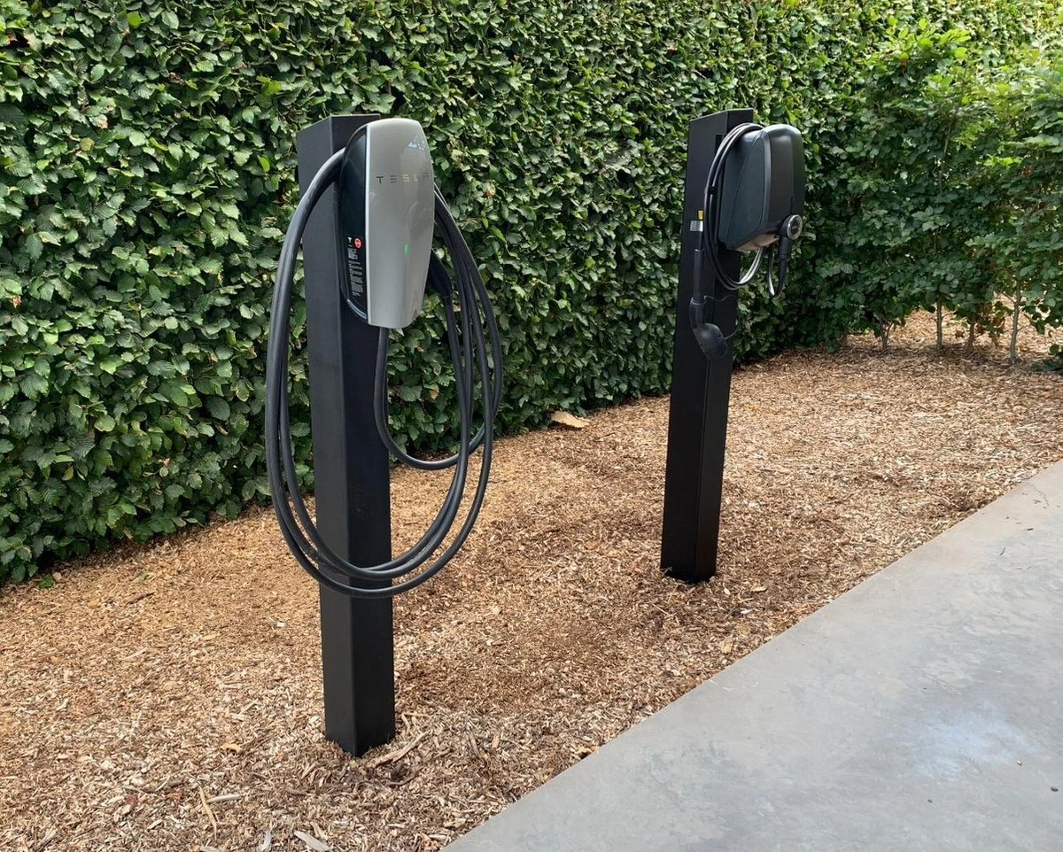 Laadpaal Met Geïntegreerd Buitenstopcontact & Betonsokkel - Voor Tesla Wall Connector Gen2 & Gen3, EVBox Elvi, Alfen, Smappee, Easee, Powerdale 13 Laadpaal Met Geïntegreerd Buitenstopcontact & Betonsokkel - Voor Tesla Wall Connector Gen2 & Gen3, EVBox Elvi, Alfen, Smappee, Easee, Powerdale - Afbeelding 11