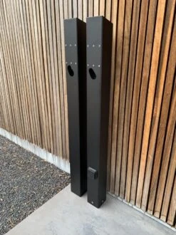 Laadpaal Met Geïntegreerd Buitenstopcontact & Betonsokkel - Voor Tesla Wall Connector Gen2 & Gen3, EVBox Elvi, Alfen, Smappee, Easee, Powerdale 19 Laadpaal Met Geïntegreerd Buitenstopcontact & Betonsokkel - Voor Tesla Wall Connector Gen2 & Gen3, EVBox Elvi, Alfen, Smappee, Easee, Powerdale -Auto-Onderdelen 899x1200