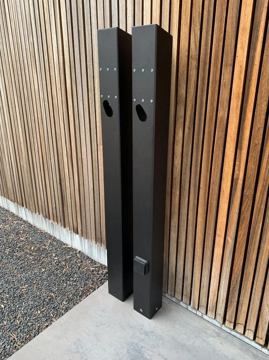 Laadpaal Met Geïntegreerd Buitenstopcontact & Betonsokkel - Voor Tesla Wall Connector Gen2 & Gen3, EVBox Elvi, Alfen, Smappee, Easee, Powerdale 7 Laadpaal Met Geïntegreerd Buitenstopcontact & Betonsokkel - Voor Tesla Wall Connector Gen2 & Gen3, EVBox Elvi, Alfen, Smappee, Easee, Powerdale - Afbeelding 5