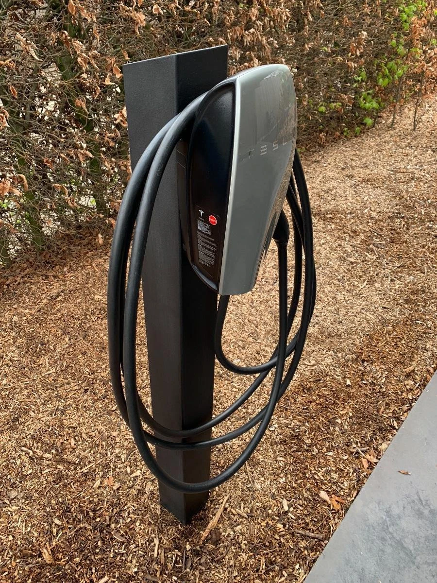 Laadpaal Met Geïntegreerd Buitenstopcontact & Betonsokkel - Voor Tesla Wall Connector Gen2 & Gen3, EVBox Elvi, Alfen, Smappee, Easee, Powerdale 4 Laadpaal Met Geïntegreerd Buitenstopcontact & Betonsokkel - Voor Tesla Wall Connector Gen2 & Gen3, EVBox Elvi, Alfen, Smappee, Easee, Powerdale - Afbeelding 2